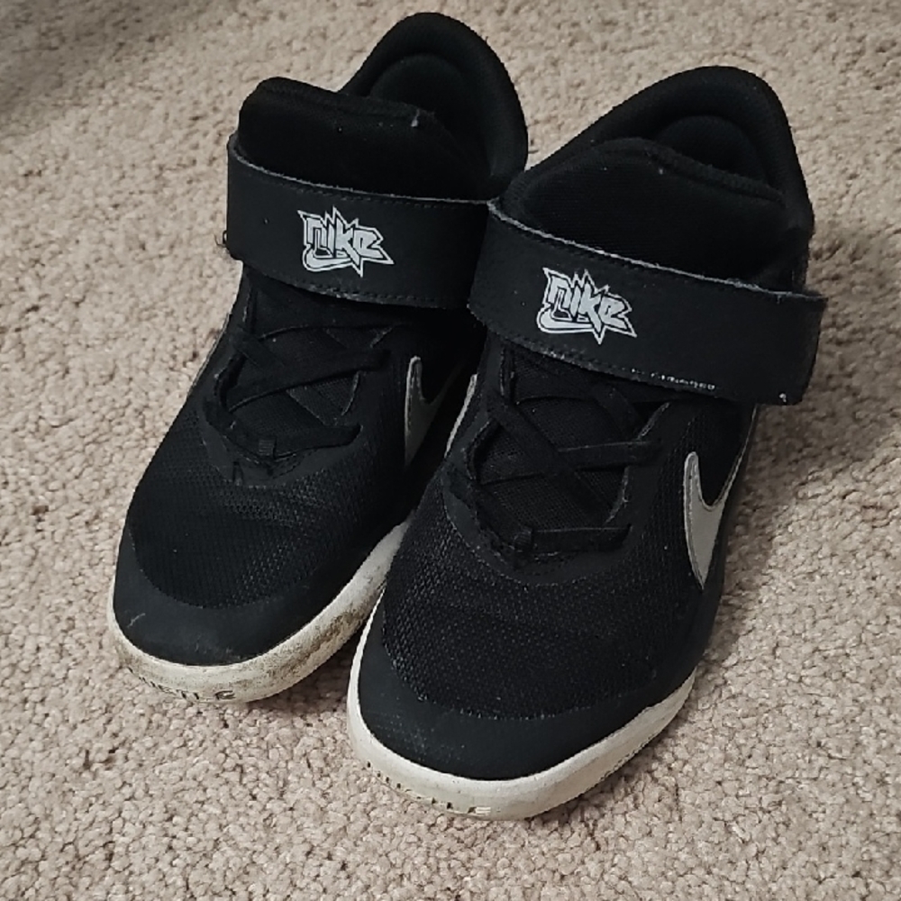 $8 LOWER PRICE IN BUNDLE Kids Nike Size 2 Boys Shoes